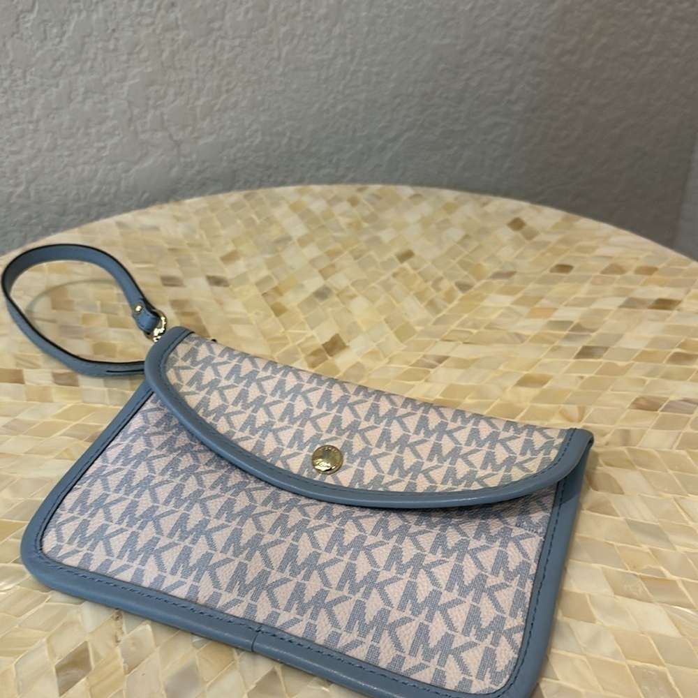 Michael Kors wristlet - Picture 2 of 8